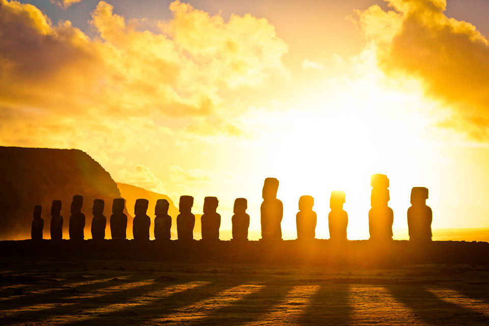 Amanecer_en_Tongariki,_Isla_de_Pascua_-_Flickr_-_Alanbritom